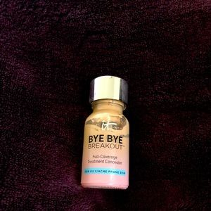it cosmetics BYE BYE Breakout Concealer